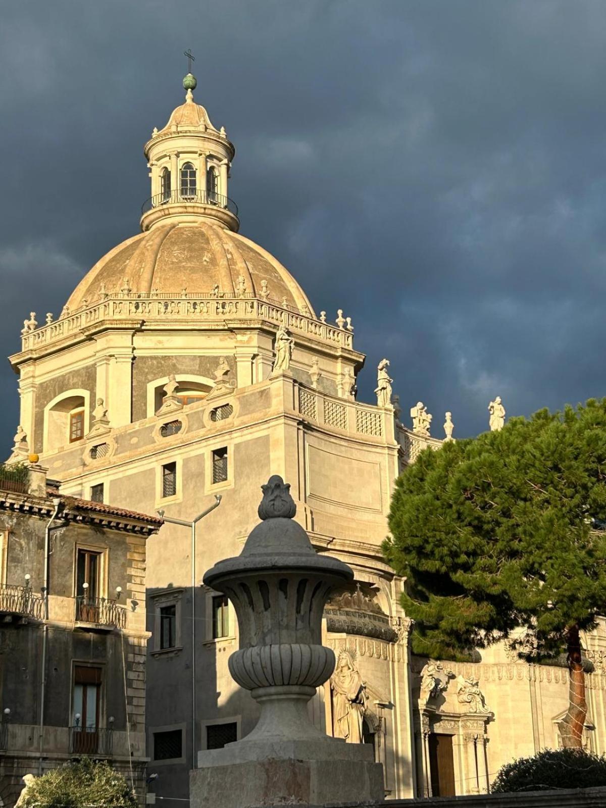 Апартаменты Casa D'Amico Al Duomo Катания Экстерьер фото